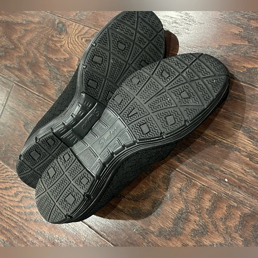 SKECHERS AIR COOLED CUSHION COMFORT BLACKSHOES Women SIZE 9